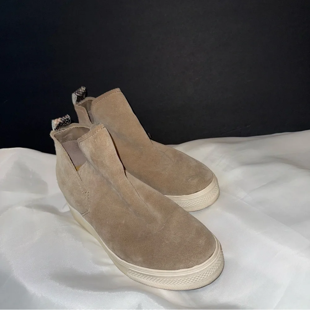Women's 8.5 Beige Tan‎ Suede Ankle Wedge Slip-on Boots Casual